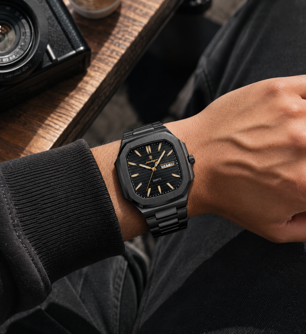 Montre Le Carré, boîtier carré et lunette vissée en acier – L'Heure Juste