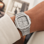 Montre Le Carré, lunette vissée et silhouette classique – L'Heure Juste