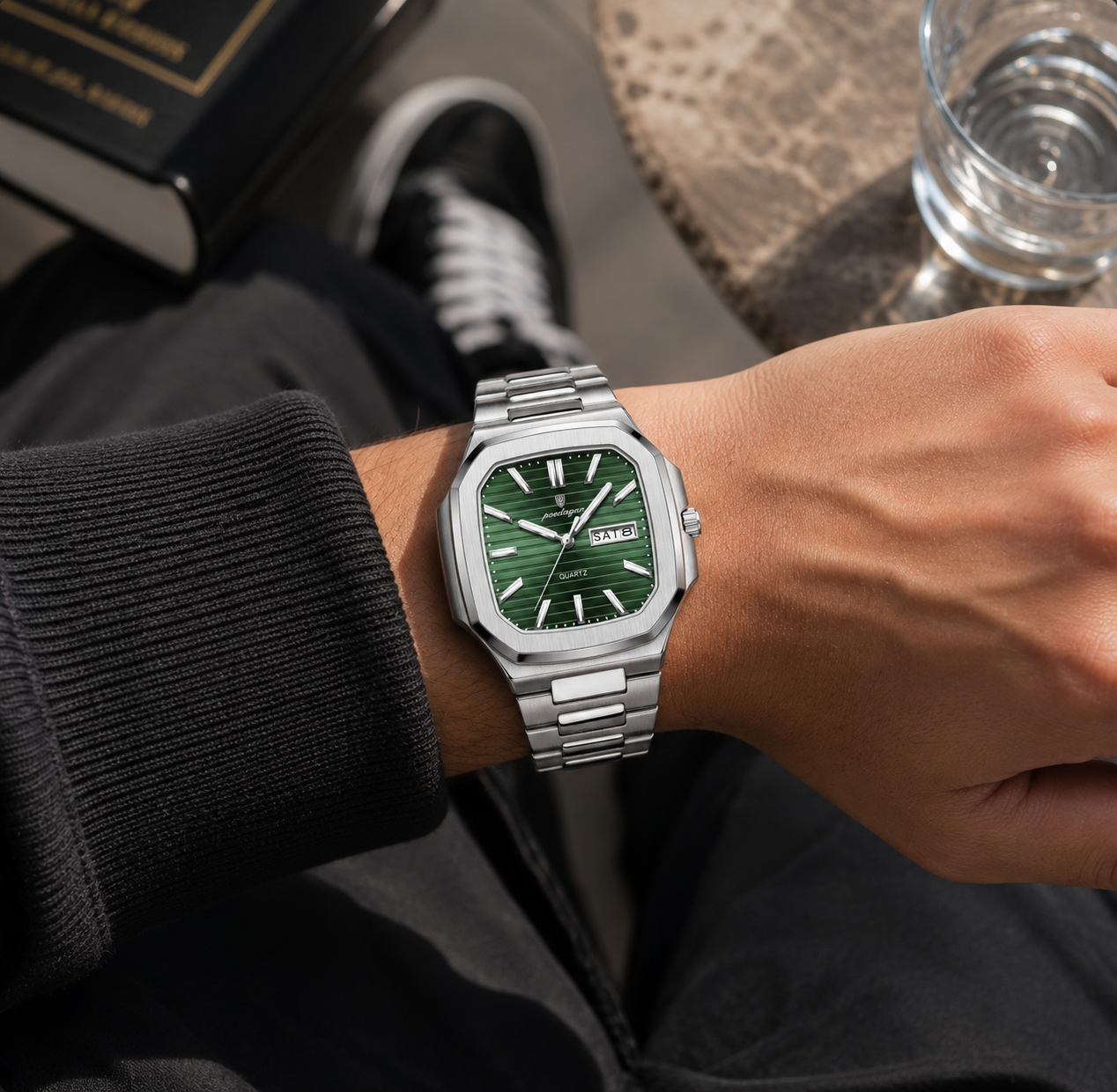 Montre Le Carré acier, index bâton et lunette vissée – L'Heure Juste