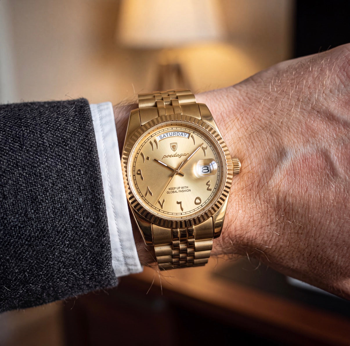 Montre La Cannelée en acier, lunette striée et chiffres arabes – L'Heure Juste