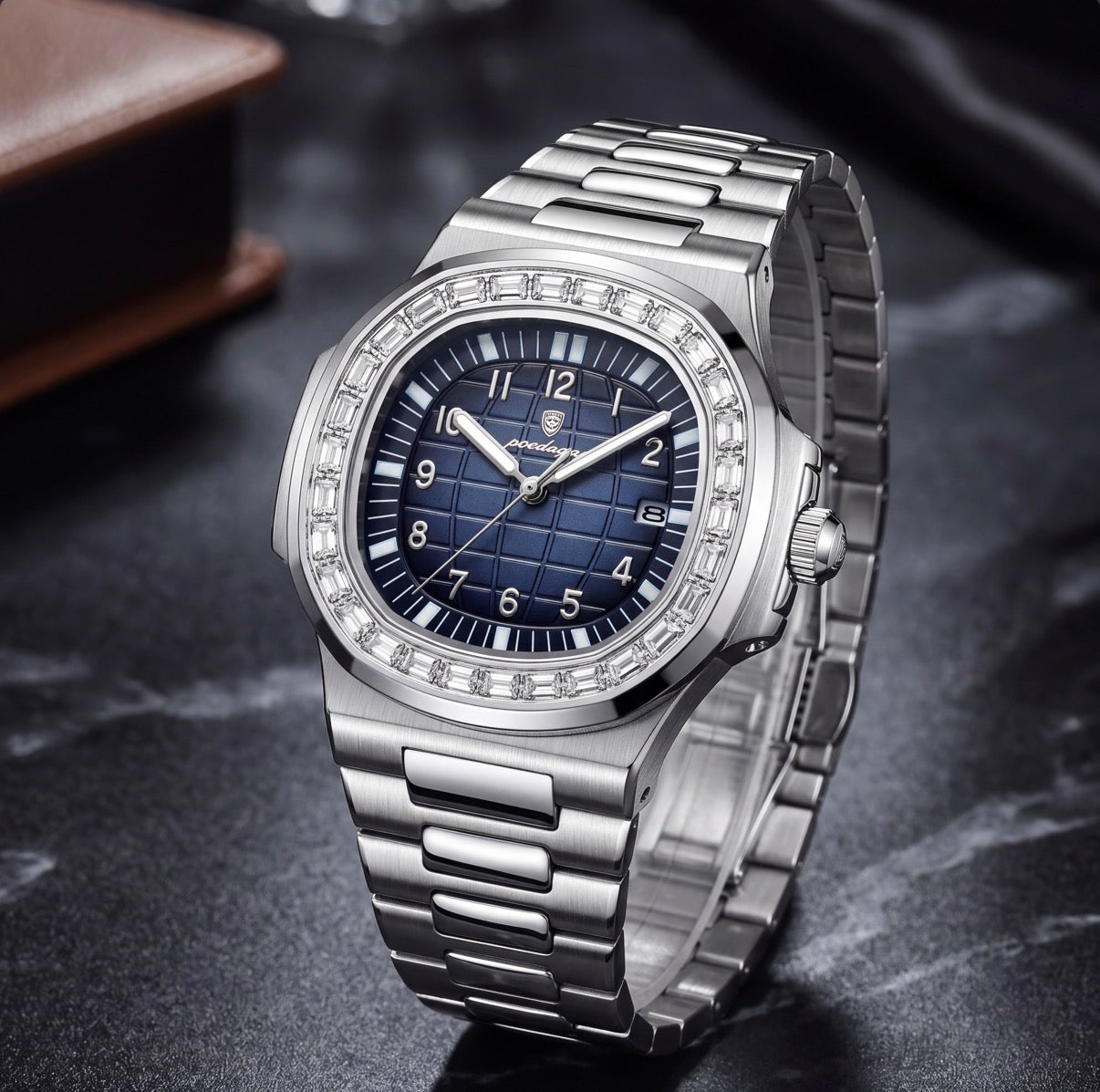 Montre L'Éclat, cadran quadrillé et boîtier intégré en acier – L'Heure Juste