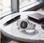 L'Éclat, montre à cadran quadrillé et boîtier intégré – L'Heure Juste
