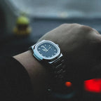 L'Aurore, montre à boîtier intégré et index bâton – L'Heure Juste