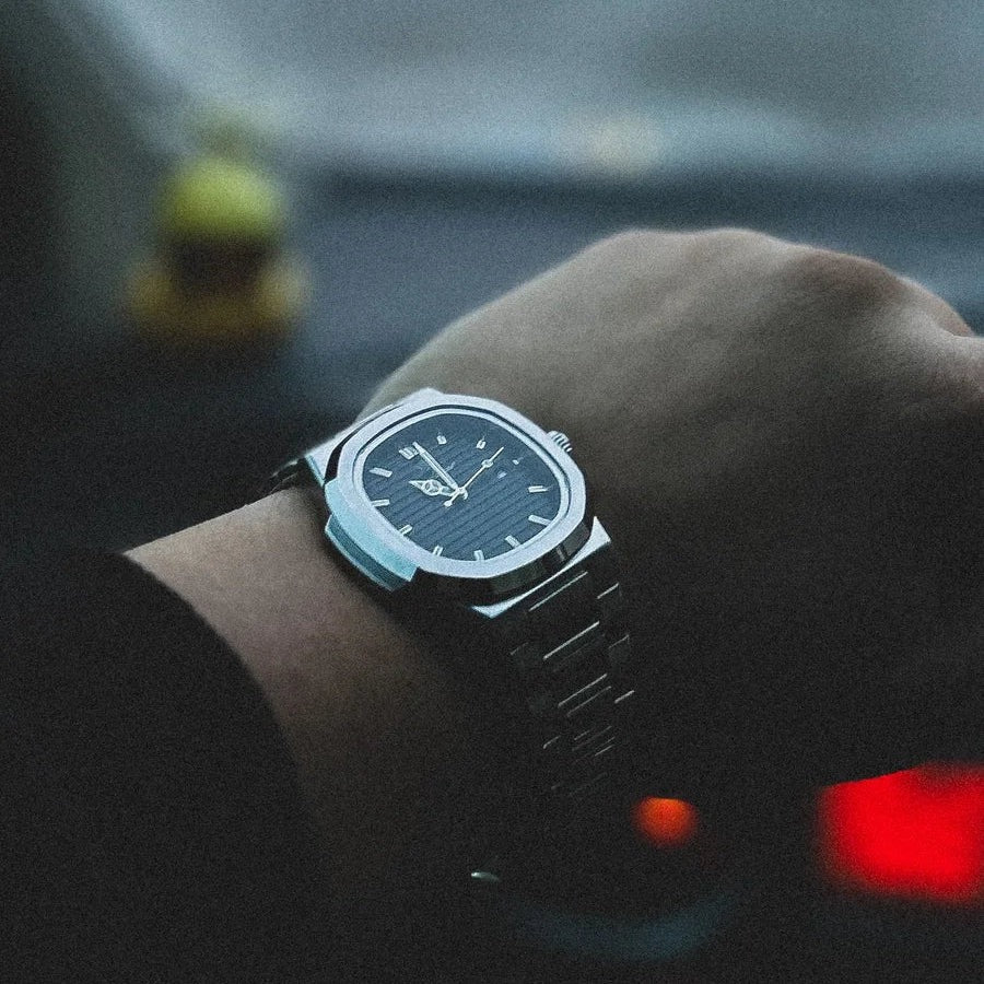 L'Aurore, montre à boîtier intégré et index bâton – L'Heure Juste