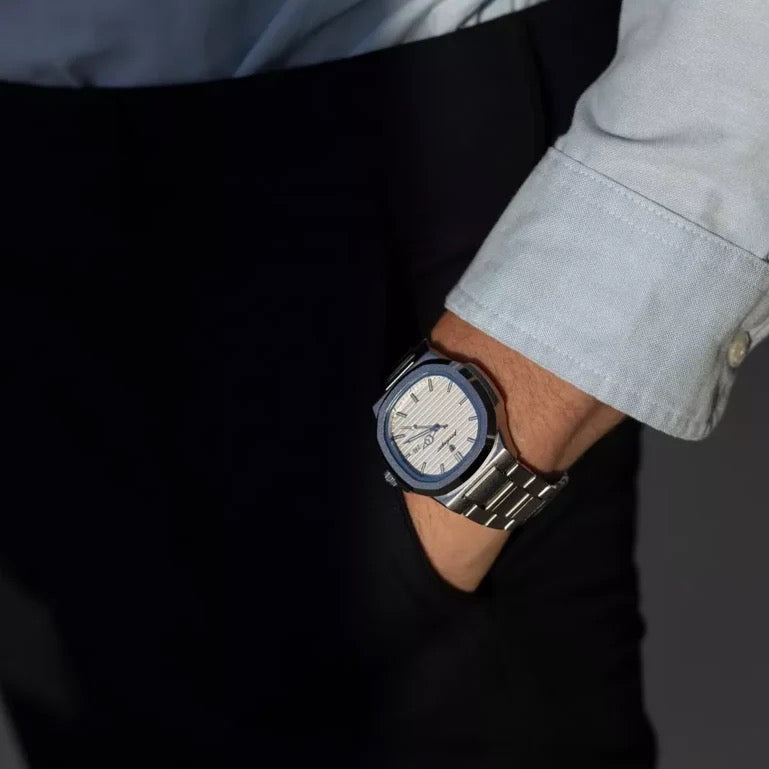 L'Aurore, montre habillée en acier à bracelet intégré – L'Heure Juste